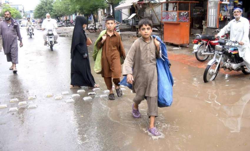 لاہور: خانہ بدوش بچے تھیلوں میں کار آمد اشیاء اکٹھی کر کے ..