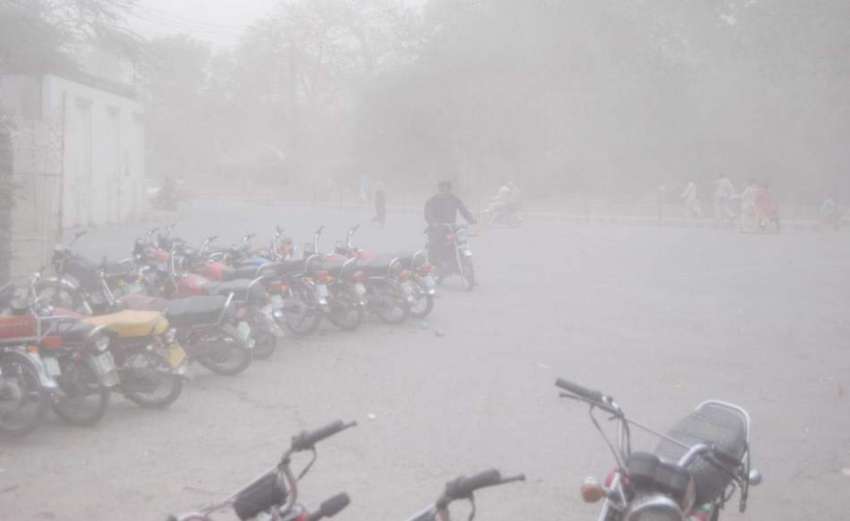 لاہور: شہر میں تیز آندھی کے باعث گرد و غبار اڑ رہی ہے۔
