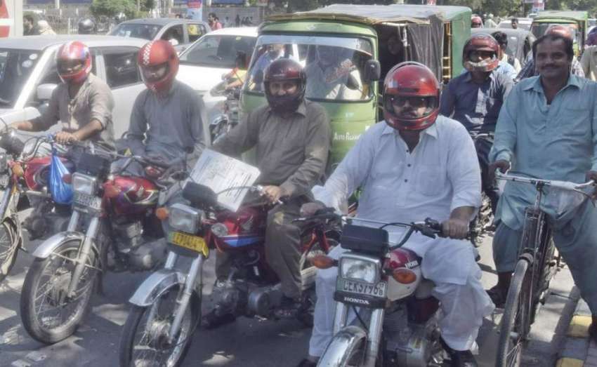 لاہور: ہائیکورٹ کے حکم پر کاروائی شروع ہونے کے بعد مال روڈ ..