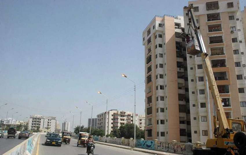 کراچی: ضلعی انتظامیہ کے زیر اہتمام سٹریٹ لائٹس مرمت کرنے ..