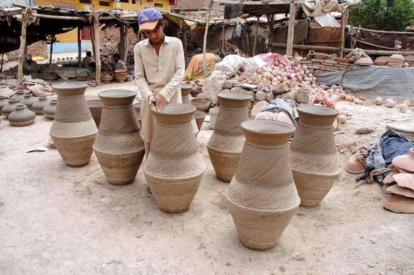 حیدر آباد: ایک کمہار روایتی انداز سے مٹی کی اشیاء بنانے میں ..