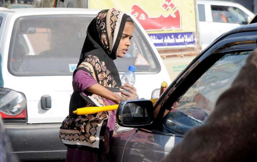 راولپنڈی: تعلیم سے محروم ایک بچی صدر بنک روڈ پر گاڑی کا شیشہ ..