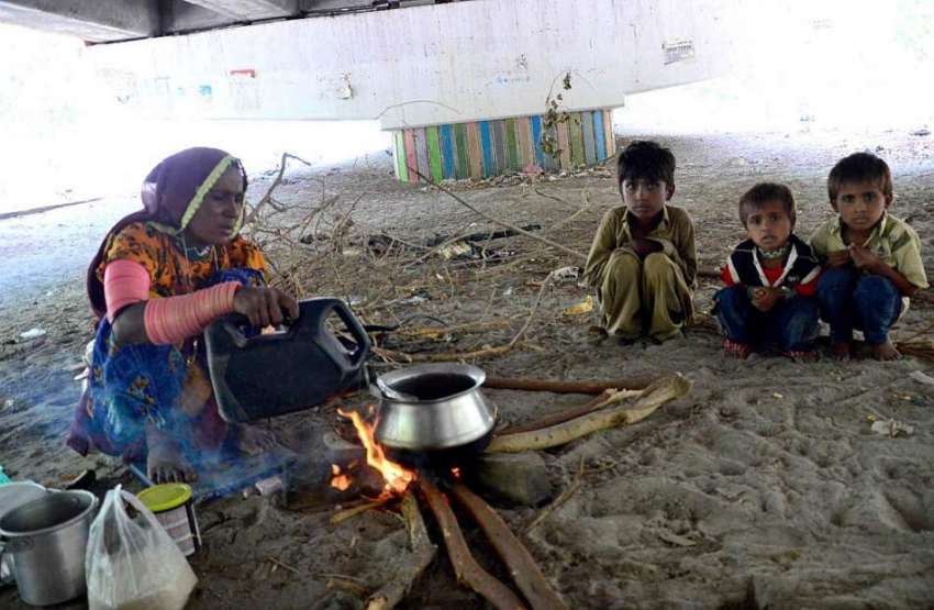 حیدر آباد: خانہ بدوش خاتون کھانے بنا رہی ہے۔