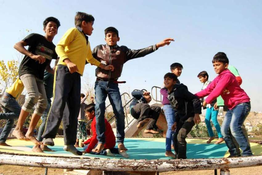 اسلام آباد: وفاقی دارالحکومت میں بچے جمپنگ جیک سے لطف اندوز ..