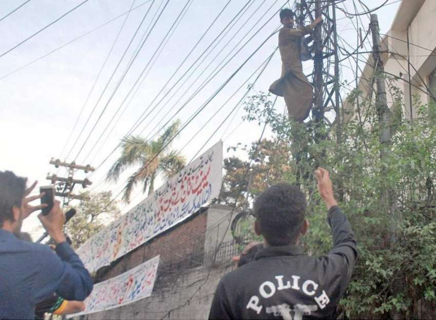 لاہور: سلامت پورہ کا رہائشی شخص قبصہ گروپ کے خلاف بجلی کے ..