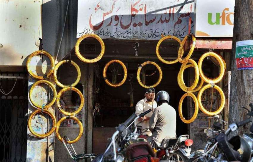 اسلام آباد: ایک دکاندار نے گاہکوں کو متوجہ کرنے کے لیے موٹر ..