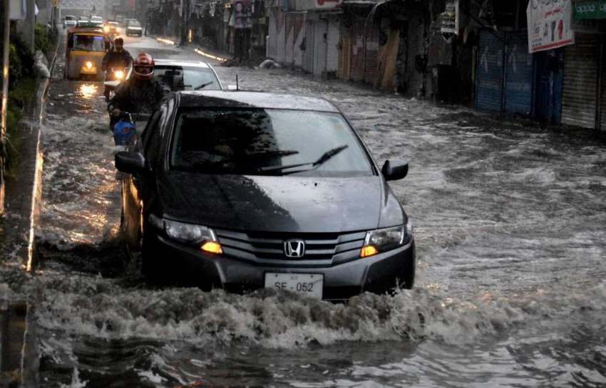 راولپنڈی: بدھ کی صبح ہونے والی بارش کے دوران مری روڈ سے بارش ..