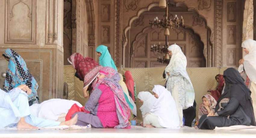 لاہور: خواتین بادشاہی مسجد میں نماز جمعہ ادا کر رہی ہیں۔