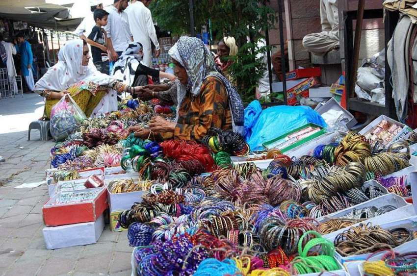 راولپنڈی: عید کی تیاریوں میں مصروف خواتین چوڑیاں خرید رہی ..