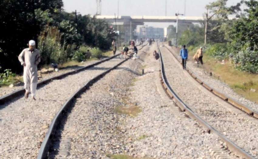 راولپنڈی: مڑیڑ حسن ریلوے ٹریک سے شہری خطرناک انداز سے گز ..