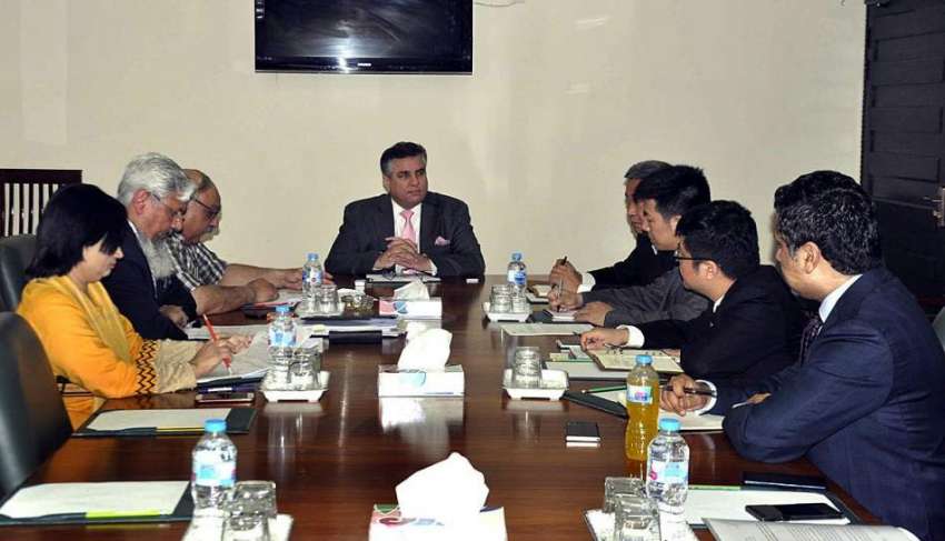اسلام آباد: وزیر مملکت دانیال عزیز ایک اجلاس کی صدارت کر ..