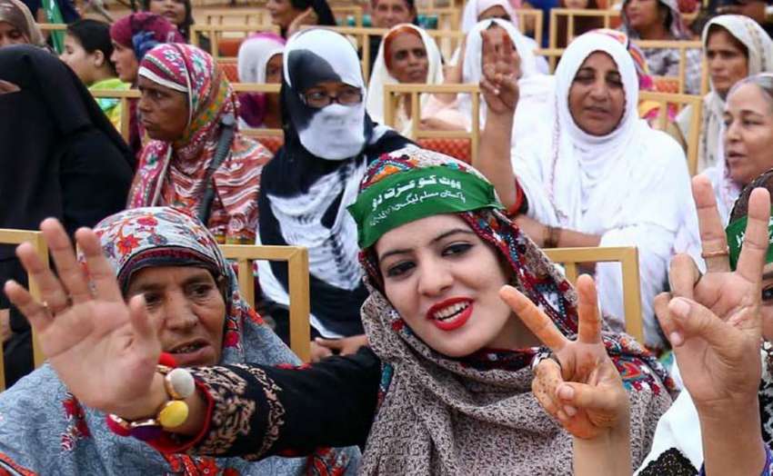 کراچی: مسلم لیگ (ن) کے جلسے میں شریک خواتین وکٹری کا نشان ..