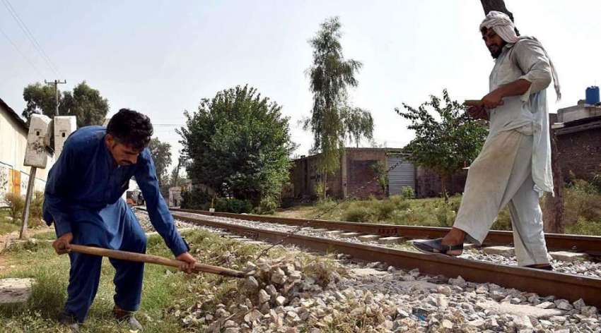 پشاور: ریلوے اہلکار ٹریک کی مرمت کے کام میں مصروف ہیں۔