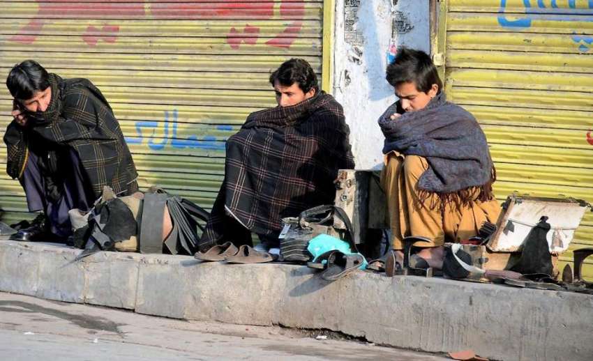 راولپنڈی: محنت کش بوہڑ بازار میں کام کے انتطار میں بیٹھے ..