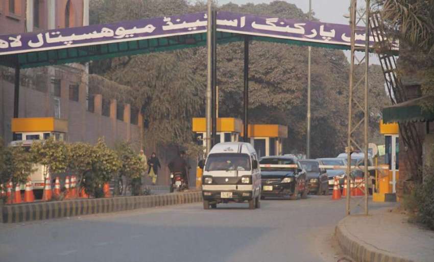 لاہور: میو ہسپتال کے داخلی راستے پر پارکنگ ٹوکن کے لیے بنائے ..