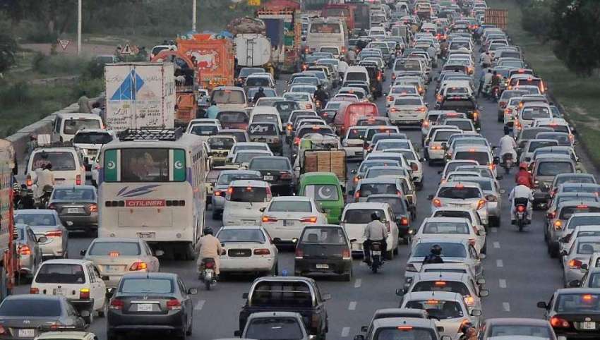 اسلام آباد: سگنل فری ایکسپریس وے پر بدترین ٹریفک جام کا منظر۔