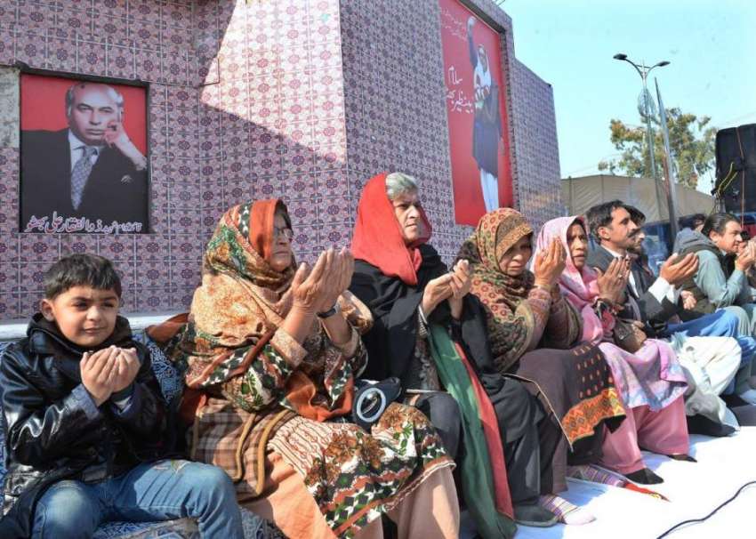 راولپنڈی: بینظیر بھٹوں کی11ویں برسی کے موقع پر کارکنان دعا ..