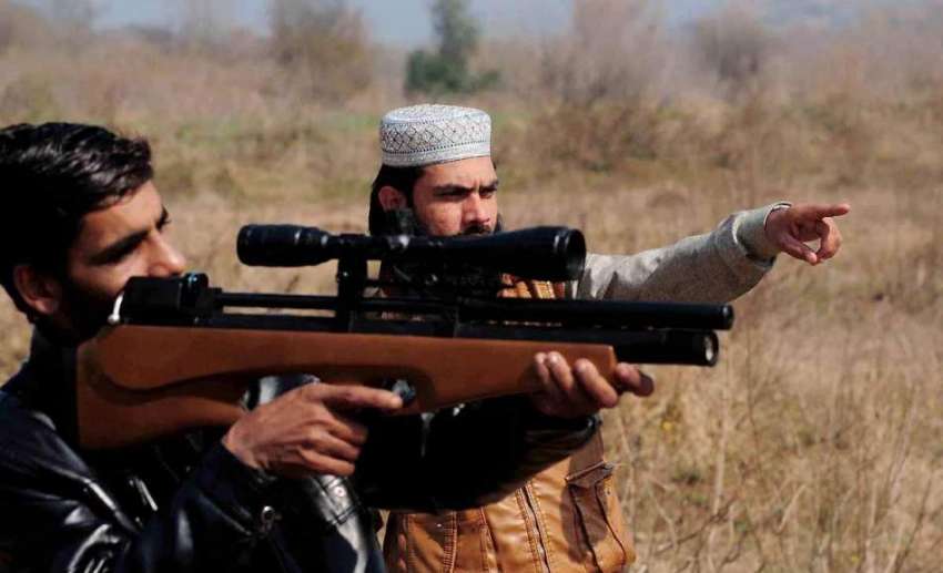 اسلام آباد: شکاری بنی گالا جنگل میں پرندوں کا شکار کر رہے ..