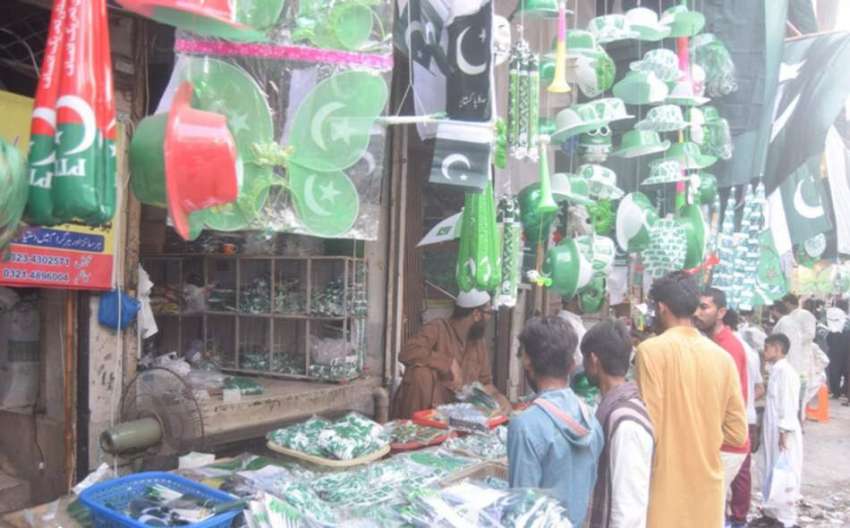 لاہور: شہری یوم آزادی کے حوالے سے اردو بازار میں خریداری ..