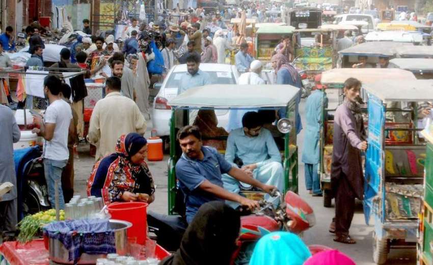 لاہور: پیر مکی روڈ پر غیر قانونی تجاوزات اور رکشوں کی بھرمار ..
