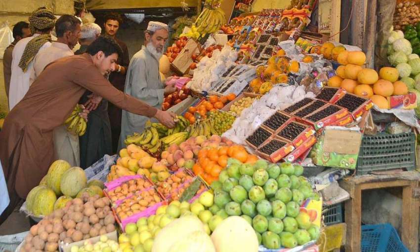 کوئٹہ: صوبائی رارالحکومت میں شہری افطاری کے لیے تازہ پھل ..