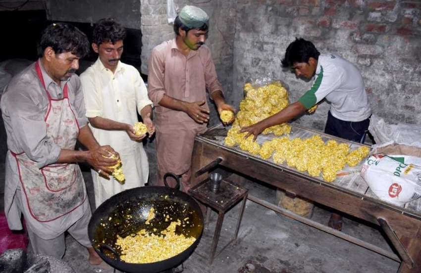 لاہور: محنت کش میٹھی پنیاں بنا رہے ہیں۔