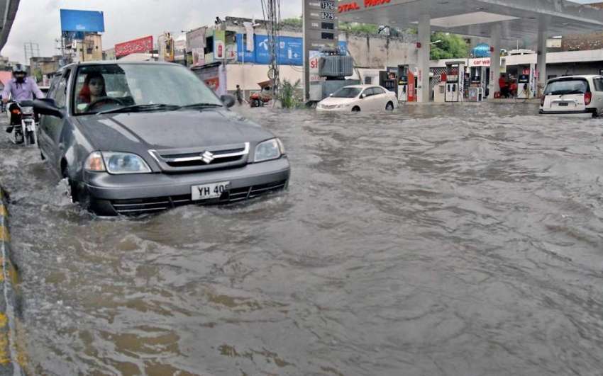 راولپنڈی: موسلا دھار بارش کے بعد مری روڈ پر جمع ہونیوالے ..