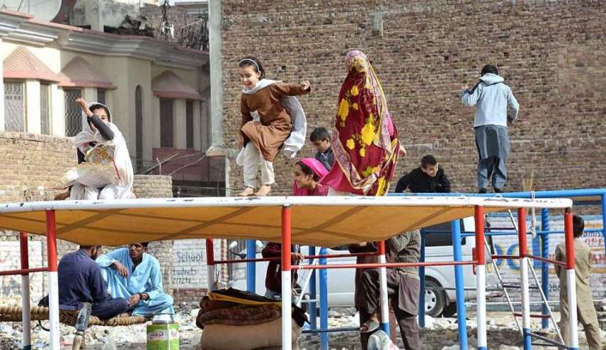 پشاور: بچے جمپنگ جیک سے لطف اندوز ہو رہے ہیں۔