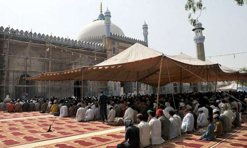ملتان: روزہ دار رمضان المبارک کے پہلے جمعتہ المبارک کی نماز ..