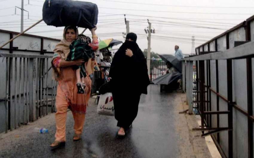 راولپنڈی: عید اپنے پیاروں کے ساتھ منانے کے لیے لوگ سامان ..