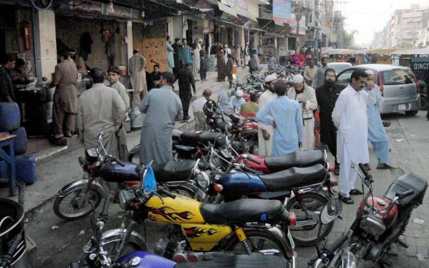 راولپنڈی: راجہ بازار میں کھڑی موٹر سائیکلیں ٹریفک روانی ..