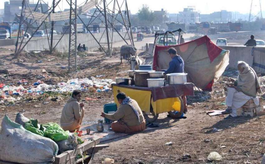 اسلام آباد: شہری ریڑھی بان سے کھانا کھا رہے ہیں۔