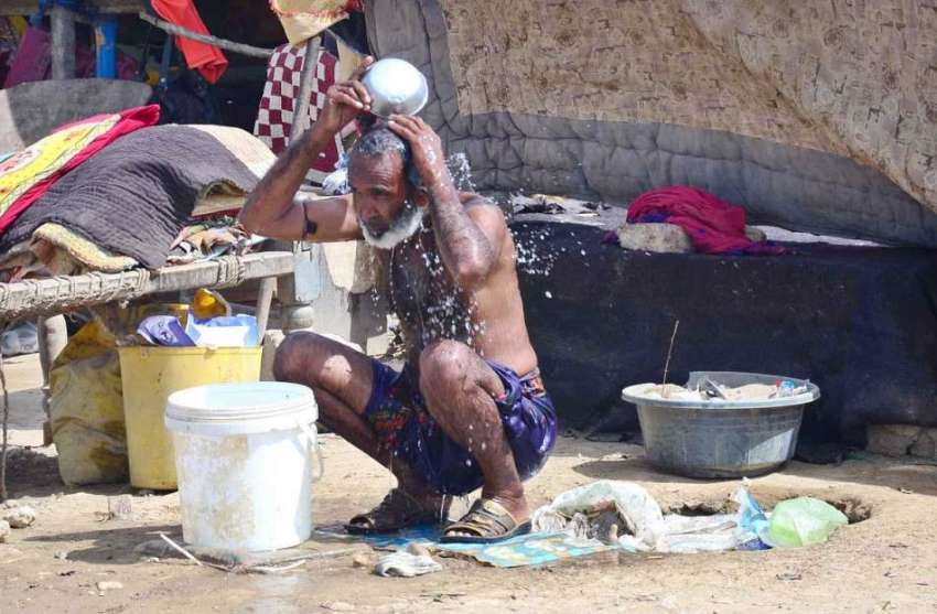 حیدر آباد: ایک معمر شخص گرمی کی شدت کم کرنے کے لیے نہا رہا ..