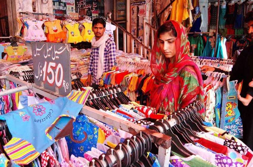 اسلام آباد: عید کی تیاریوں میں مصروف خاتون کپڑے پسند کر رہی ..