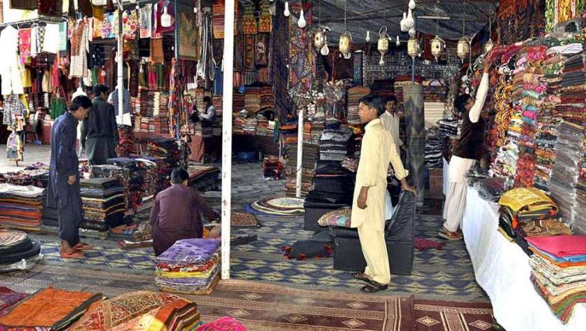 اسلام آباد: لوک میلہ 2018میں دکانداروں نے مختلف اسٹالز لگا ..