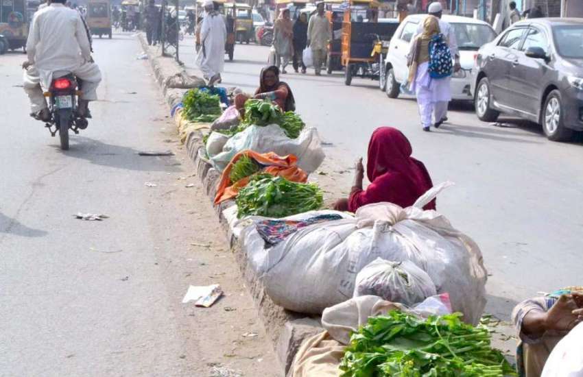 سرگودھا: محنت کش خواتین سبزیاں فروخت کر رہی ہیں۔