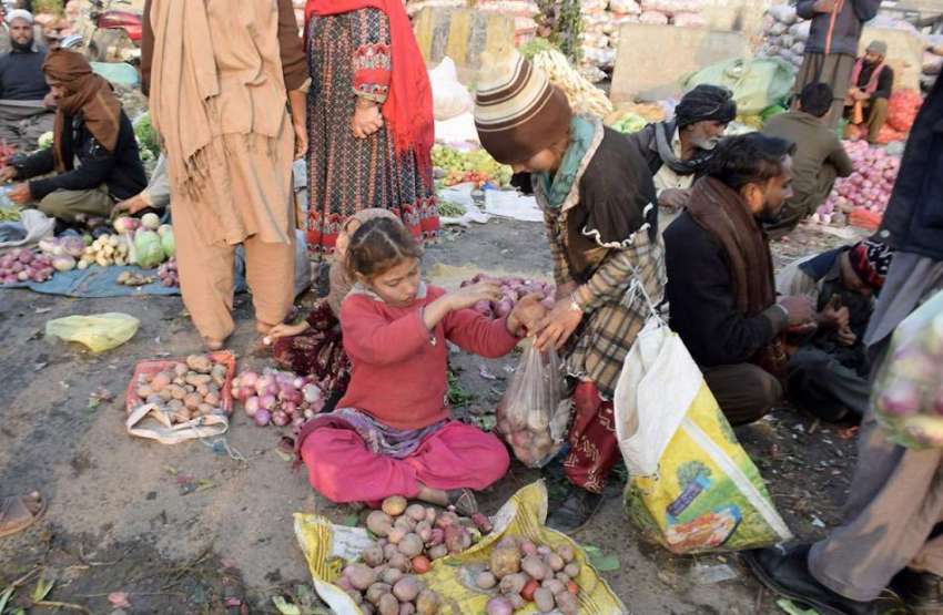 لاہور: سبزی منڈی میں ایک کمسن بچی اپنے اہل خانہ کا پیٹ پالنے ..