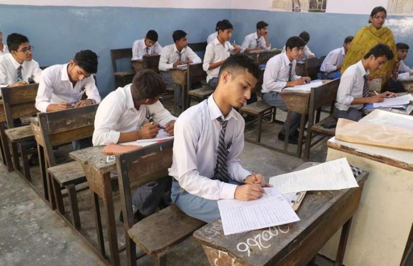 کراچی: میٹرک کے سالانہ امتحانات کے دوران طلباء امتحانی پرچہ ..
