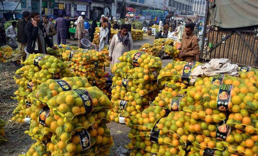لاہور: فروٹ منڈی میں دکانداروں نے گاہکوں کو متوجہ کرنے کے ..