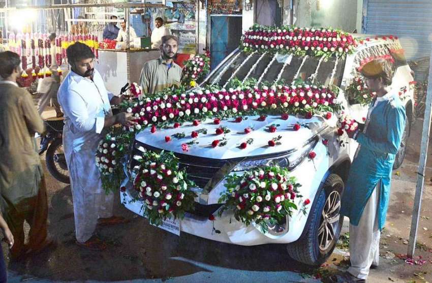 حیدر آباد: دکاندار شادی میں استعمال کے لیے کار سجارہا ہے۔