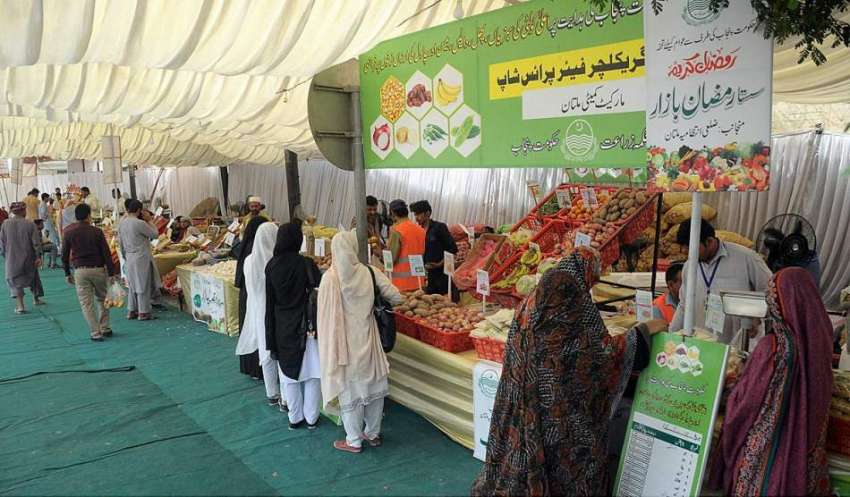 ملتان: خواتین سستا رمضان بازار سے سبزیاں اور پھل خرید رہی ..