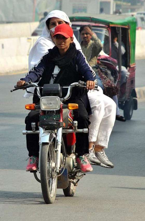 ملتان: نوجوان لڑکی موٹر سائیکل چلا رہی ہے۔