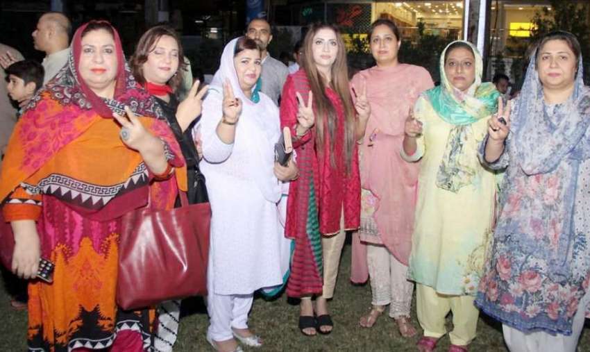 لاہور: تحریک انصاف خواتین لبرٹی میں عمران خان کے وزیراعظم ..