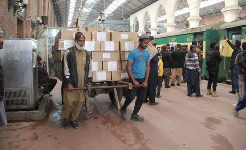 لاہور: ریلوے اسٹیشن پر محنت کش بھاری سامان ہتھ ریڑھی پر کھ ..
