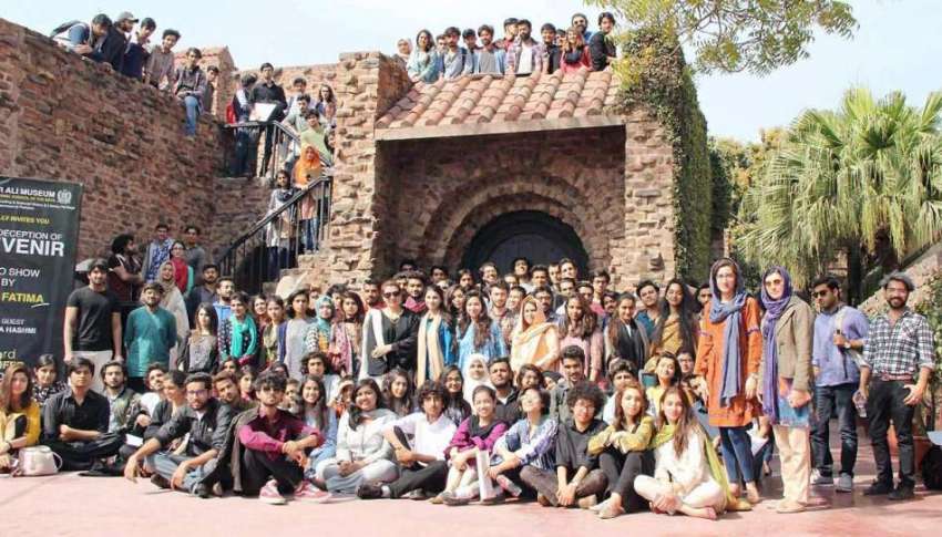 لاہور: شاکر علی آرٹ گیلری کے دورے پر آئے نیشنل کالج آف آرٹس ..