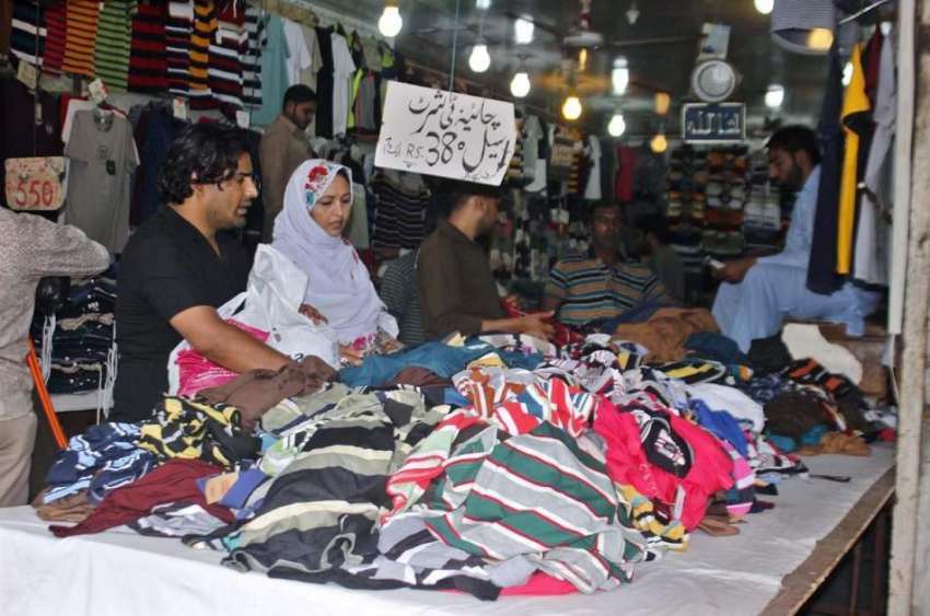 لاہور: عید کی تیاریوں میں مصروف شہری کپڑے خرید رہے ہیں۔