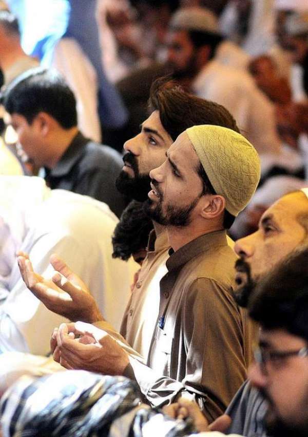 ملتان: شہری رمضان المبارک کے دوسرے جمعہ کی نماز ادا کرنے ..