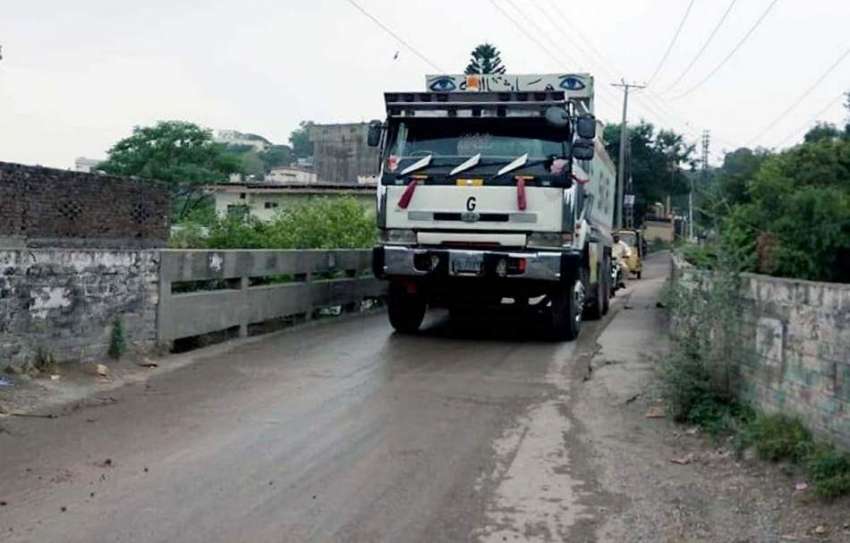 راولپنڈی: ٹریفک پولیس کی نا اہلی، ڈوھوک جمعہ میں قدیمی پل ..