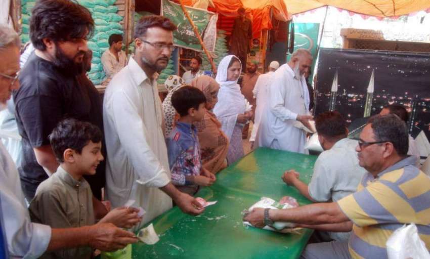 لاہور: باغبانپورہ رمضان بازار میں شہری سٹال سے چینی خرید ..