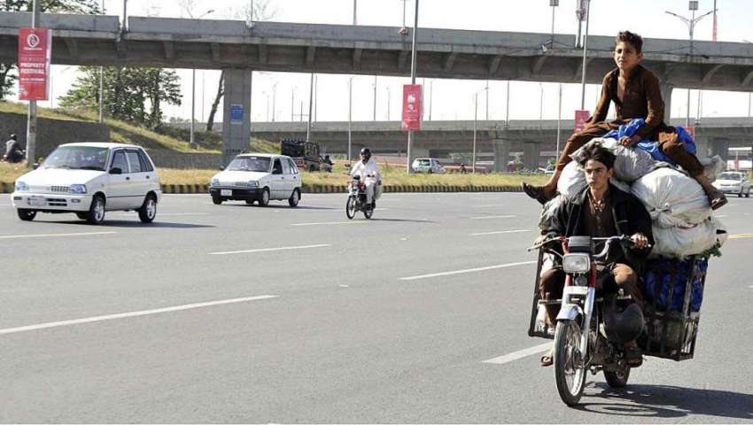 اسلام آباد: موٹر سائیکل سوار ہائی وے پر خطرناک انداز سے سفر ..